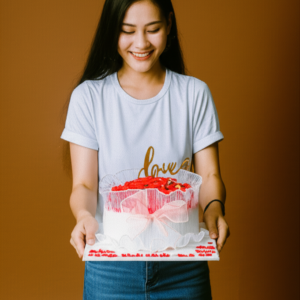 Chiếc bánh kem hoa hồng thể hiện tình yêu sâu đậm dành cho vợ yêu