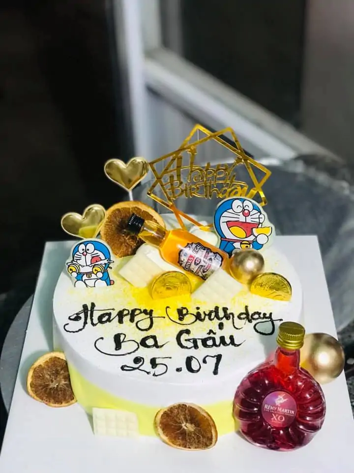 banh kem tao hinh chai ruou chai bia