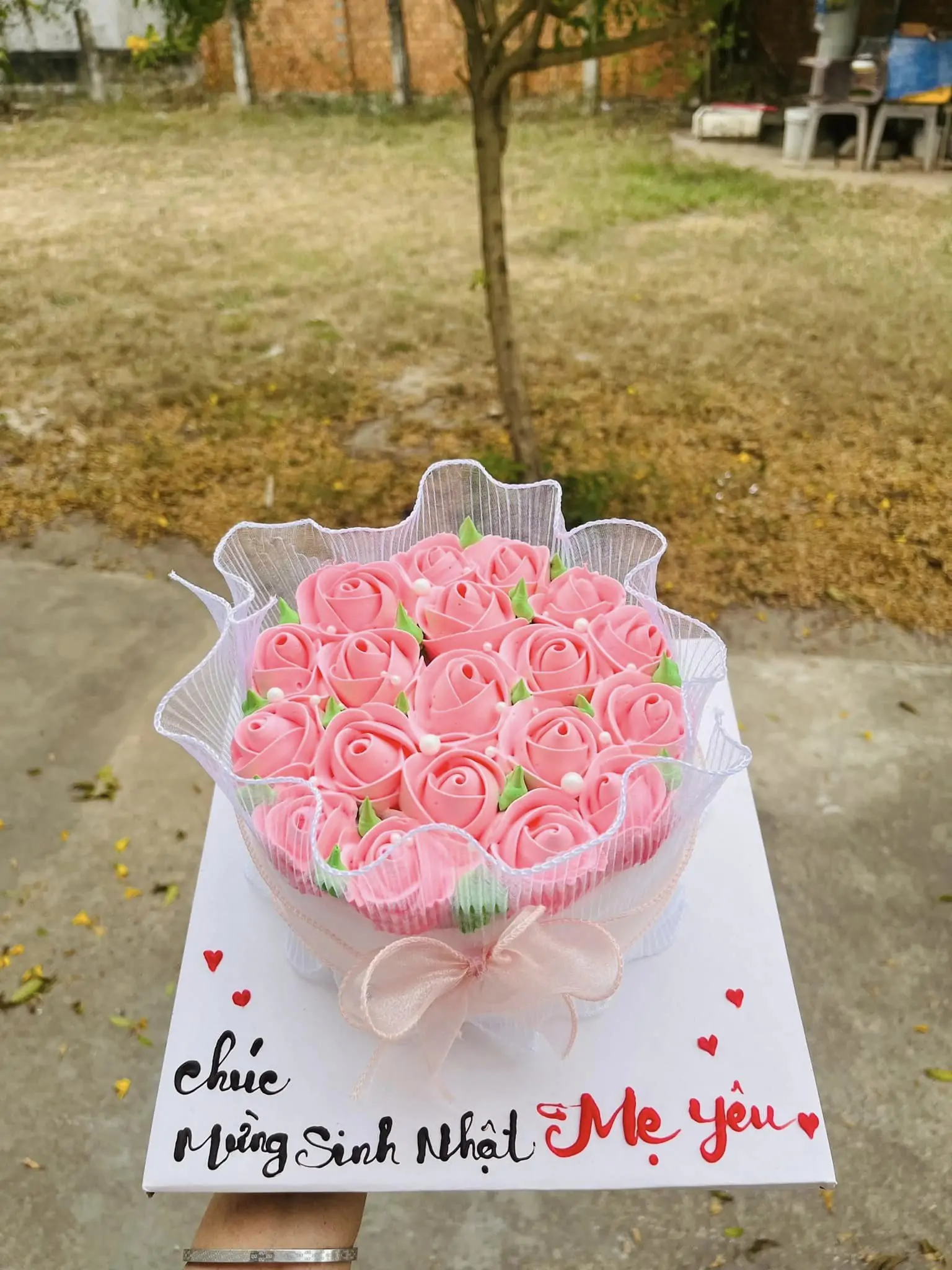 Mẫu bánh kem hoa hồng điểm lá xanh tặng Mẹ yêu