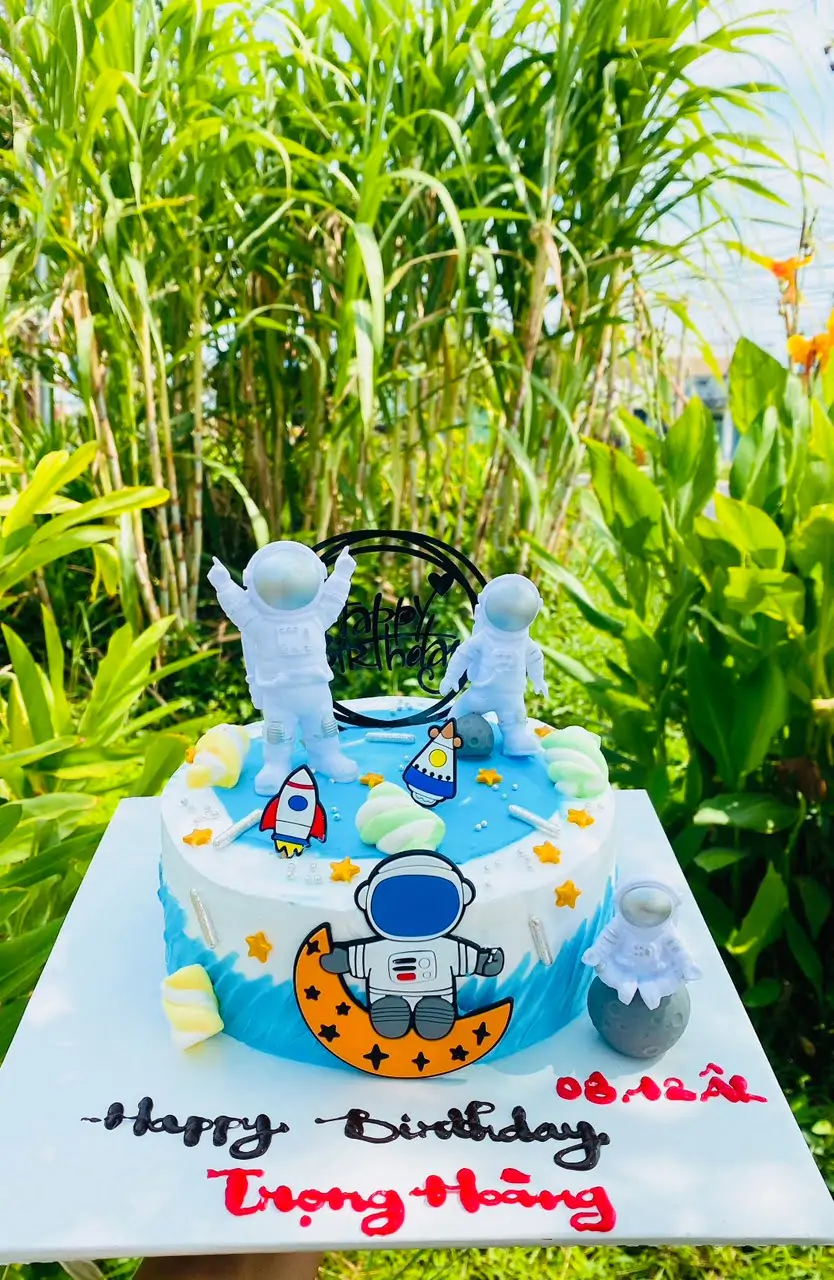 banhkemsinhnhatphihanhgiachobetrai Bánh kem phi hành gia đẹp cho bé trai